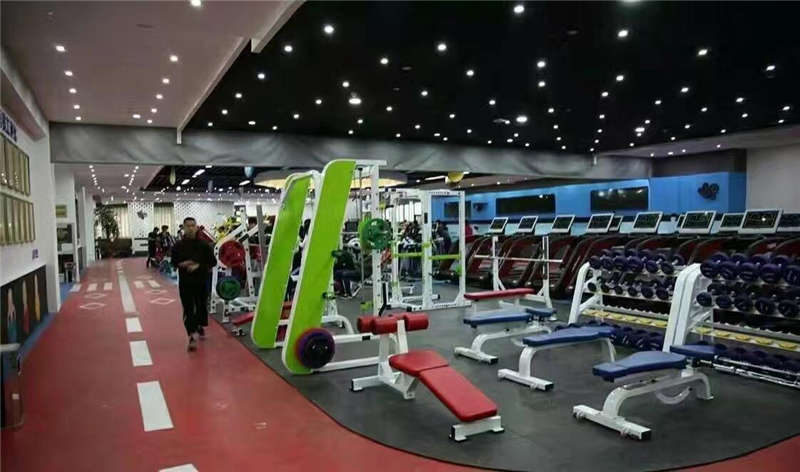 健身房地面用地坪漆施工時，可以選擇氟硅彈性地坪